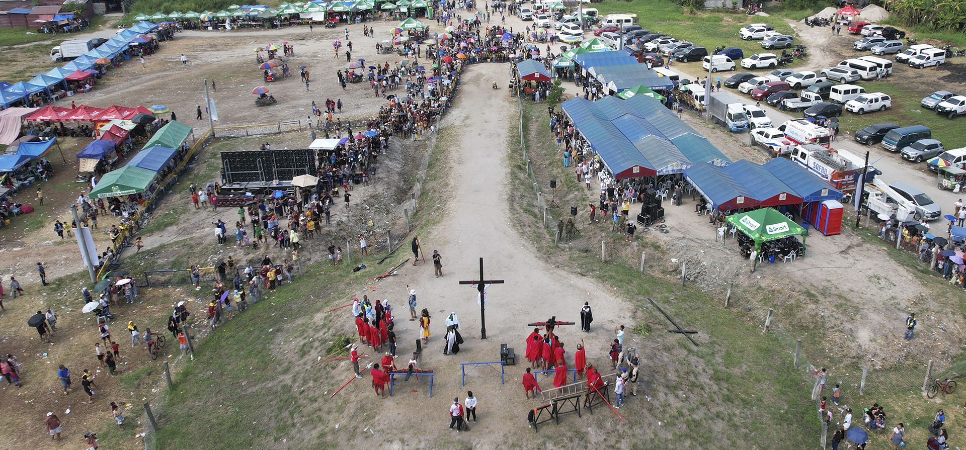 Devotos y turistas observan una recreación de los sufrimientos de Jesucristo como parte de los rituales del Viernes Santo el 7 de abril de 2023 en el pueblo de San Pedro, Cutud, provincia de Pampanga, al norte de Filipinas. (AP Photo/Aaron Favila)