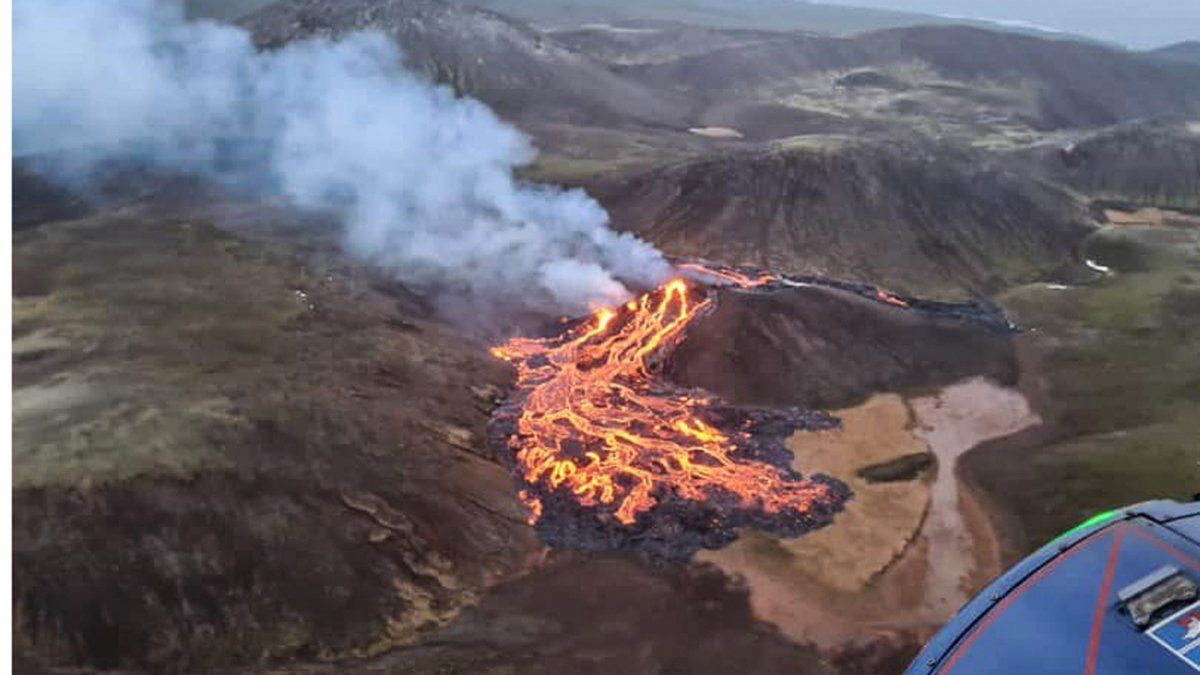 Después de 800 años, un río de lava fluye de un volcán en Islandia