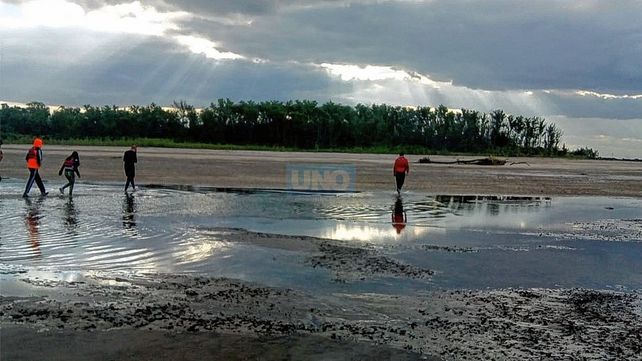Bajante: grupo de canotaje cruzó el río Paraná caminando