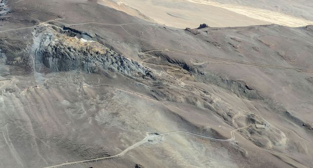 Glaciar de escombros en medio de operaciones mineras, en San Juan.