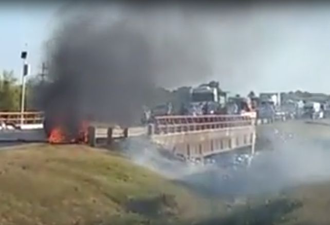 Un auto se prendió fuego tras un choque en la autopista