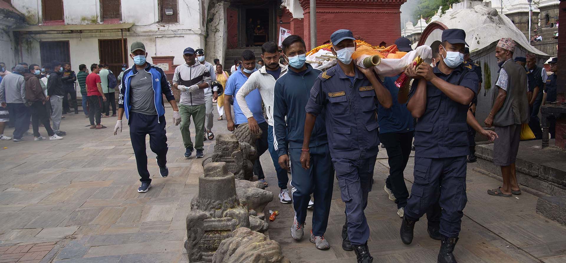 Policías cargan el cuerpo del agente Uttam Thapa, asesinado durante las protestas anticorrupción que estallaron tras la revocación de la prohibición de las redes sociales durante su cremación en Pashupatinath, Katmandú, Nepal, el viernes 12 de septiembre de 2025. (Foto AP/Niranjan Shrestha) Policías cargan el cuerpo del agente Uttam Thapa, asesinado durante las protestas anticorrupción que estallaron tras la revocación de la prohibición de las redes sociales durante su cremación en Pashupatinath, Katmandú, Nepal, el viernes 12 de septiembre de 2025. (Foto AP/Niranjan Shrestha)