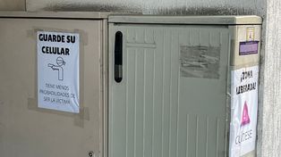 Los carteles que colocaron los vecinos para alertar a los transeúntes que circulan por la zona céntrica. (Foto: Alberto Delgado)