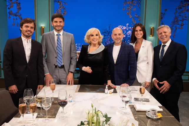 Maximiliano Pullaro le obsequió a Mirtha Legrand un prendedor con “los colores y los valores de Santa Fe”.