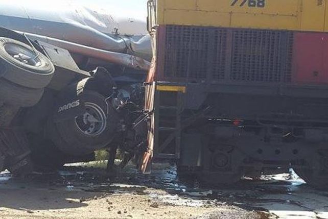 La formación de carga y el transporte de combustible chocaron sobre la ruta 10 pasado el mediodía. (Foto: SL24)