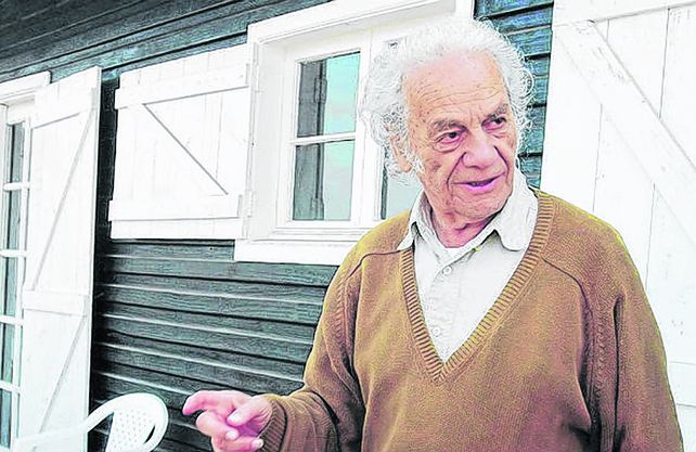 chileno. Parra frente a su casa de Las Cruces