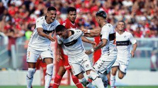 Platense venció como visitante a Independiente por 2-1.