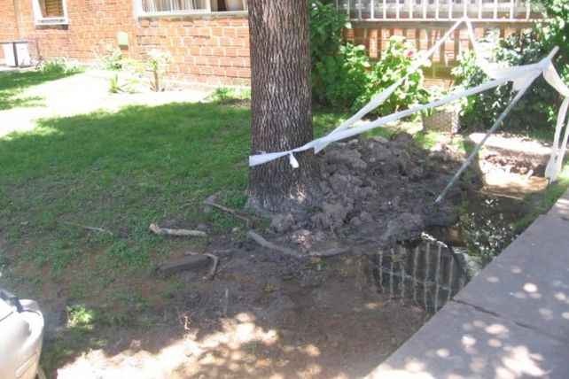 Vecinos preocupados por un pozo inundado y por el que pasan cables de la luz