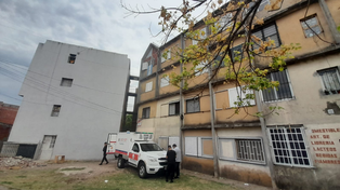 Personal del Sies se prepara para el traslado del cuerpo de la víctima. El incendio se declaró en la madrugada de este miércoles.&nbsp;