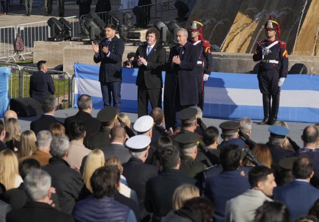 El presidente Javier Milei encabezó el acto del Día de la Bandera el sábado 20 de junio 2026 junto al gobernador Maximiliano Pullaro y el intendente Pablo Javkin.