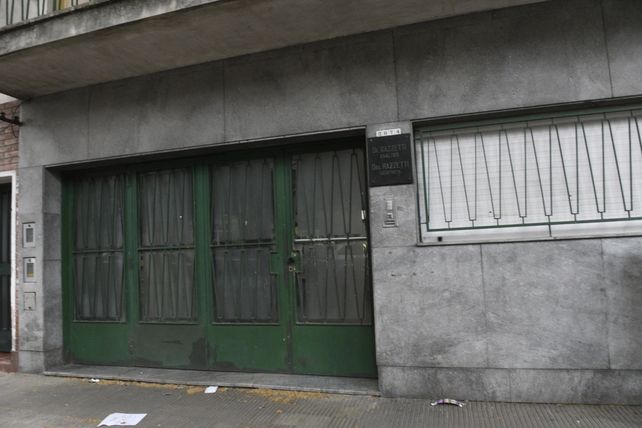 El bioquímico y vicepresidente del Banco Municipal Constantino Razzetti fue asesinado el sábado 14 de octubre de 1973 frente a su casa de San Lorenzo 2674.