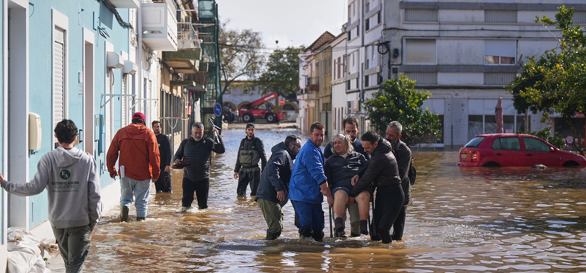 Iria Afonso, de 76 años, es llevada en una silla por sus vecinos mientras es evacuada de su casa inundada después de que las fuertes lluvias provocaran el desbordamiento del río Sado en Alcácer do Sal, en el sur de Portugal, el viernes 6 de febrero de 2026. (Foto AP/Ana Brigida) Iria Afonso, de 76 años, es llevada en una silla por sus vecinos mientras es evacuada de su casa inundada después de que las fuertes lluvias provocaran el desbordamiento del río Sado en Alcácer do Sal, en el sur de Portugal, el viernes 6 de febrero de 2026. (Foto AP/Ana Brigida)