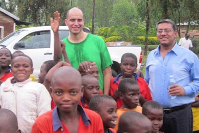 Andrés Pérez viajó a Uganda enviado por la Universidad de Minessota para la que realiza investigaciones para controlar epidemias.