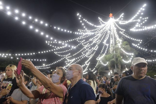 El tradicional arbolito encenderá sus luces alrededor de las 20.30 de este lunes. El arbolito volvió a brillar con sus 3 mil lamparitas.