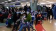La guardia de un hospital de Beijing, capital de China, este jueves, muestra de los casos pediátricos.