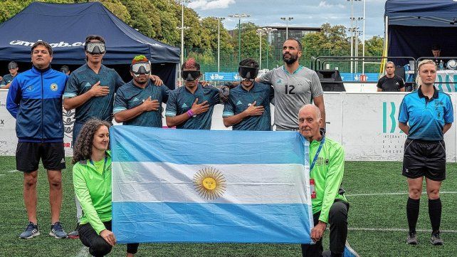 Maximiliano Espinillo junto al combinado nacional que obtuvo la Copa del Mundo.