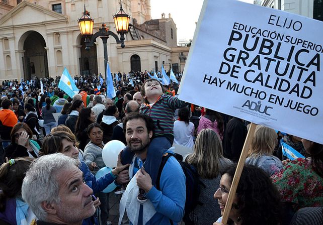 Pañuelazo en Córdoba en apoyo a las políticas de derechos humanos