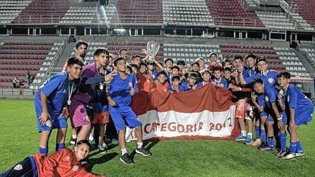 A 30 años de la creación de su Escuela de Fútbol, Unión lanzó el Diego Barisone