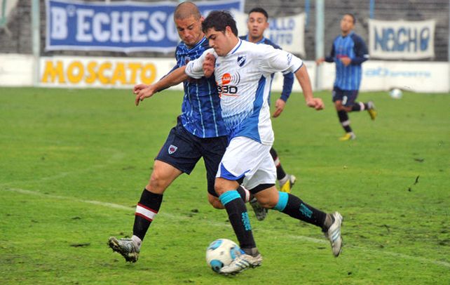 Intratable. El Pocho Martínez va directo al gol pero será derribado dentro del área por Escobar. Por su despliegue y participación en los goles