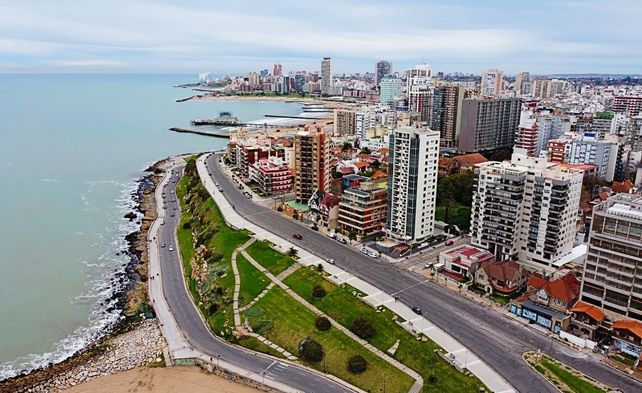 Mar del Plata sigue siendo una ciudad ideal para una escapada con playa y arena.
