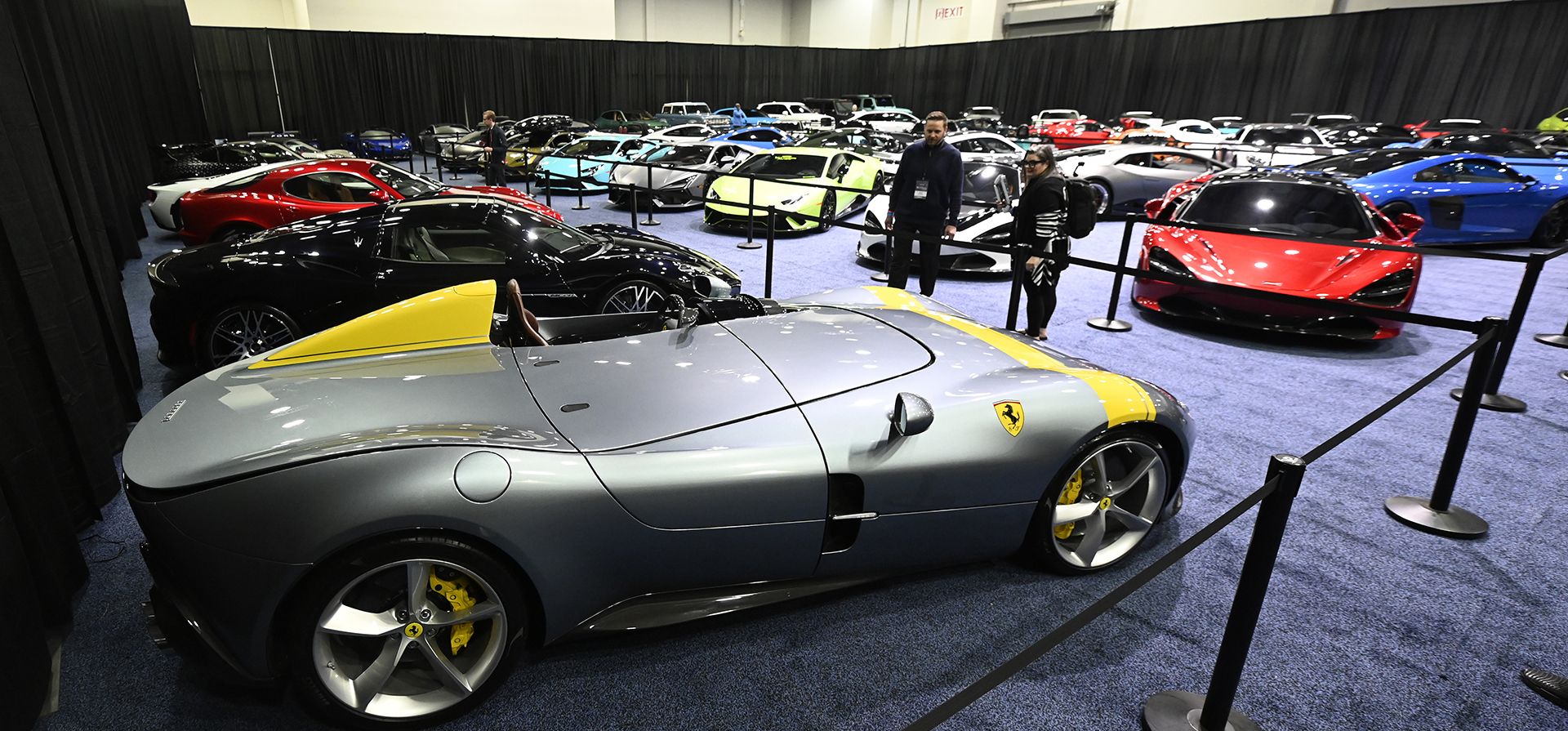 Los invitados observan varios vehículos en exhibición, incluido un Ferrari, en primer plano, en el Salón del Automóvil de Detroit, el viernes 10 de enero de 2025, en Detroit. (Foto AP/José Juárez) Los invitados observan varios vehículos en exhibición, incluido un Ferrari, en primer plano, en el Salón del Automóvil de Detroit, el viernes 10 de enero de 2025, en Detroit. (Foto AP/José Juárez)