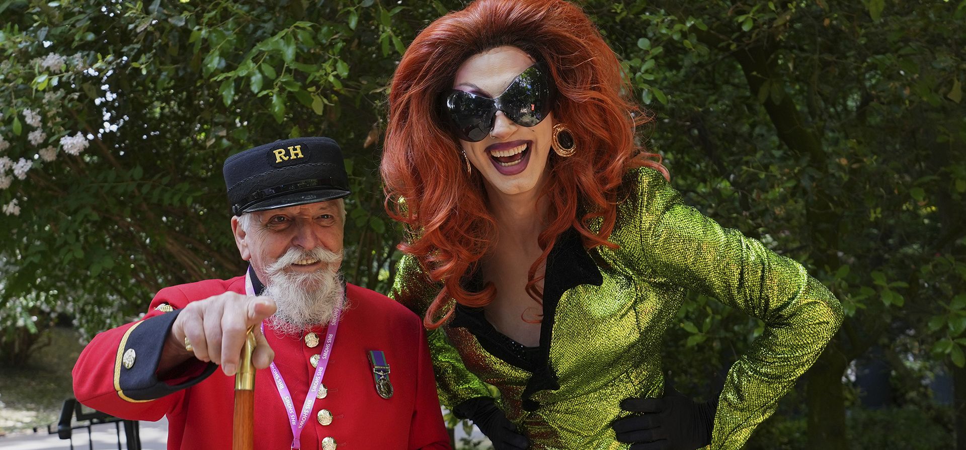 La artista drag Ula Lah posa para una foto con el jubilado de Chelsea, Michael T. Vowles, en el RHS Chelsea Flower Show en Londres, el lunes 19 de mayo de 2025. (Foto AP/Kirsty Wigglesworth) La artista drag Ula Lah posa para una foto con el jubilado de Chelsea, Michael T. Vowles, en el RHS Chelsea Flower Show en Londres, el lunes 19 de mayo de 2025. (Foto AP/Kirsty Wigglesworth)