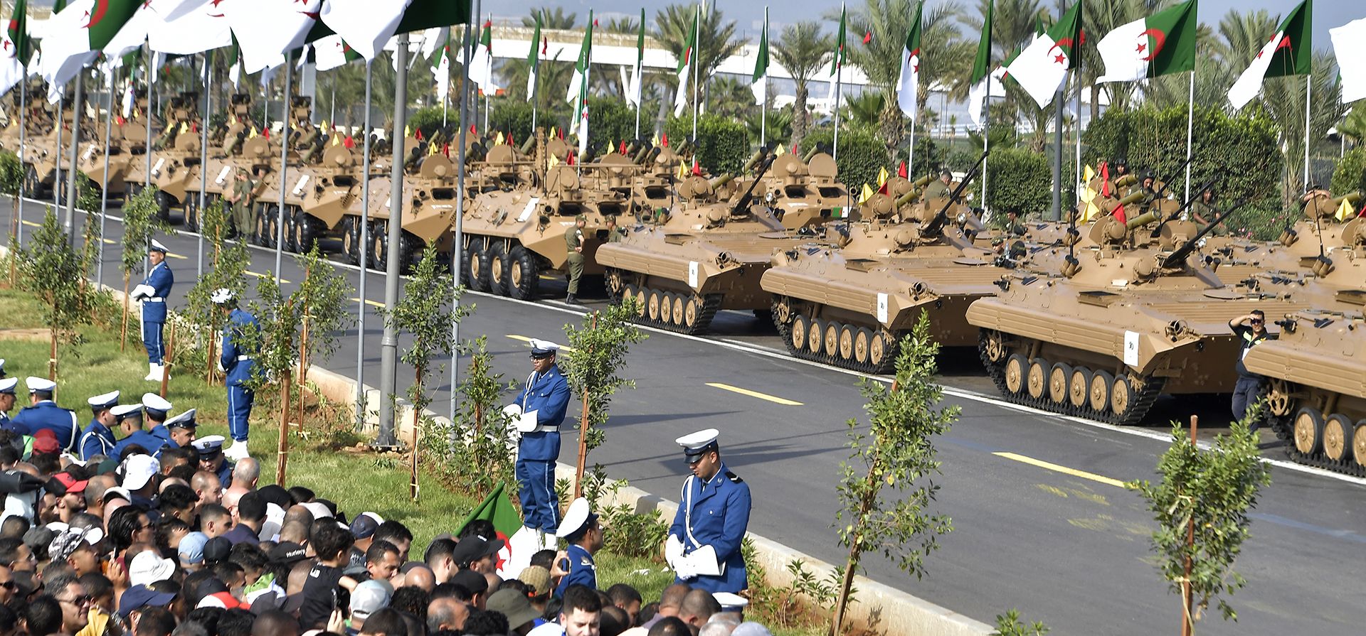 Argelinos observan un desfile militar para conmemorar el 70 aniversario de la guerra de independencia de Argelia de Francia, el viernes 1 de noviembre de 2024 en Argel, Argelia. (Foto AP/Fateh Guidoum) Argelinos observan un desfile militar para conmemorar el 70 aniversario de la guerra de independencia de Argelia de Francia, el viernes 1 de noviembre de 2024 en Argel, Argelia. (Foto AP/Fateh Guidoum)