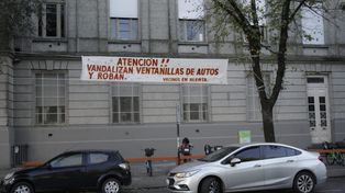 El cartel firmado por Vecinos en Alerta, está colgado en Ayacucho al 1600 y advierte que en la zona del Poli roban las pertenencias que se dejan en los autos.