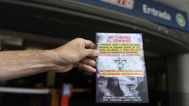 Los mercantiles volantearon en las puertas de los supermercados.