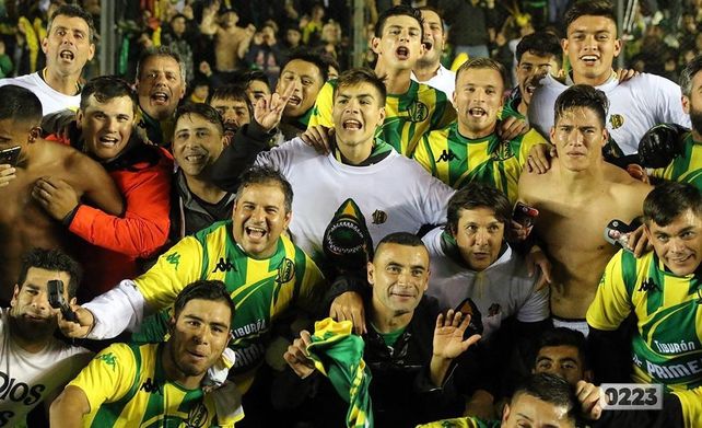 La consagración. Por suspensión Telechea no pudo jugar la final ante Almagro. Igual celebró la conquista junto a sus compañeros de plantel.&nbsp;