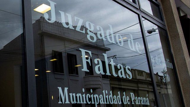 Un trabajador municipal fue separado de su cargo por haber emitido al menos 100 carnets de conducir truchos que se vendían en Paraná. Se investiga si hay otros empleados involucrados