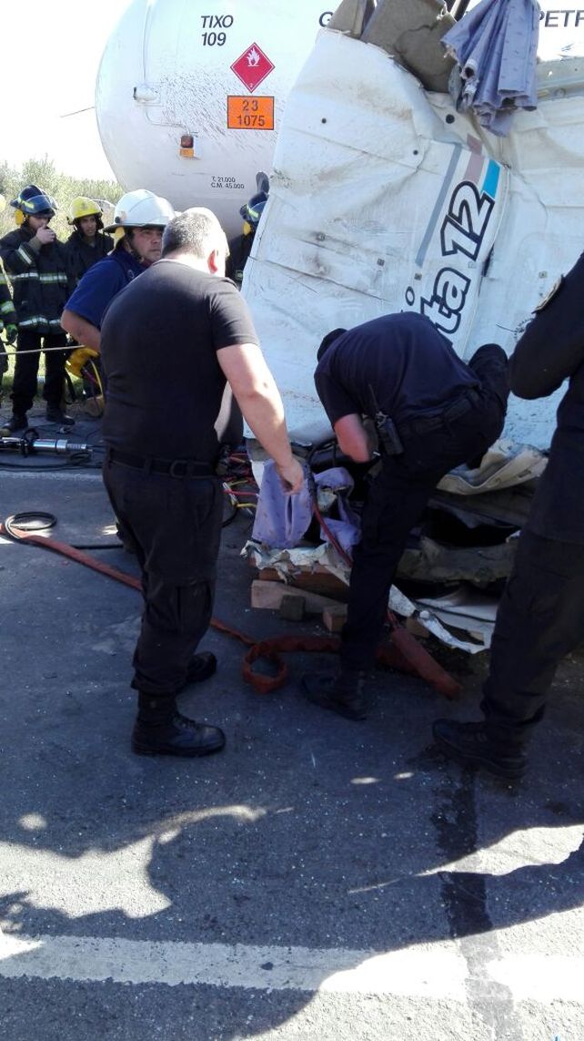 Las fotos de cómo rescataron al camionero atrapado en el choque de la autopista