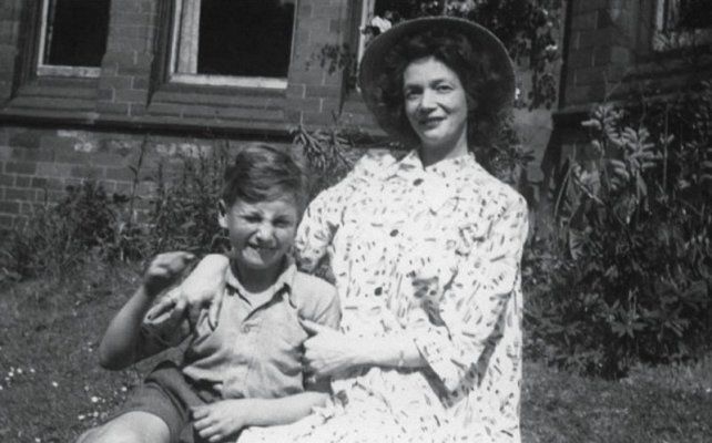 John junto a su madre Julia Stanley