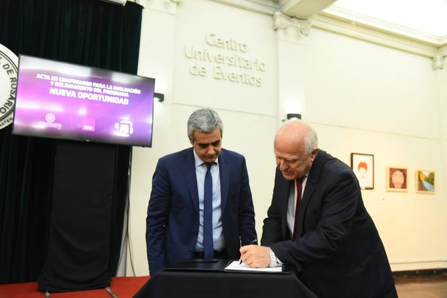 Lifschitz y Bartolacci durante la firma del convenio.