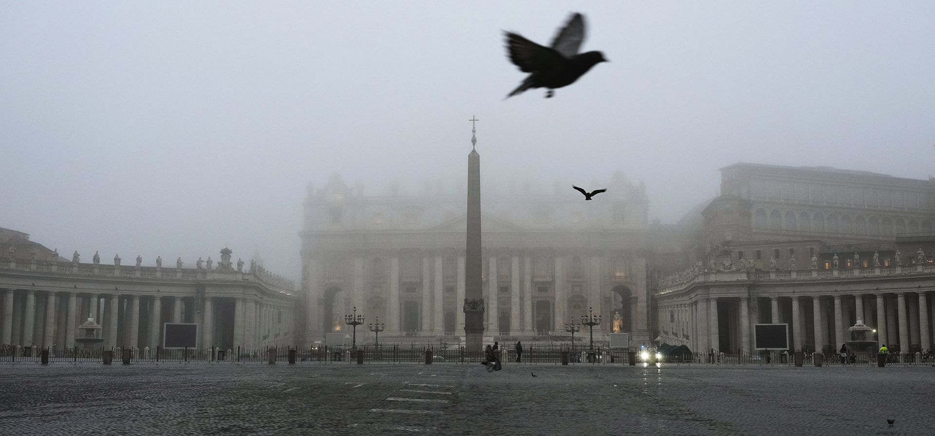 Una espesa niebla cubre la Cúpula de la Basílica de San Pedro, en el Vaticano, el jueves 17 de noviembre de 2022. (Foto AP/Gregorio Borgia)