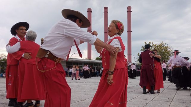 Agrupaciones tradicionalistas de danzas y música engalanaron una tarde para disfrutar de las costumbres ancestrales argentinas.