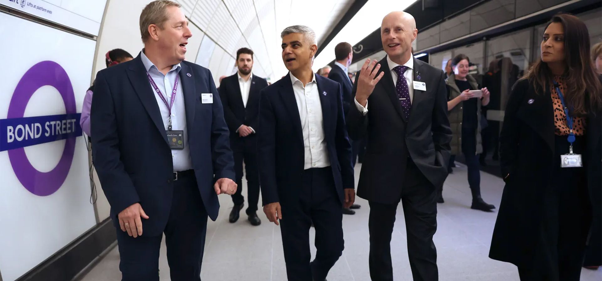 Londres, Reino Unido. El alcalde de Londres, Sadiq Khan, en el centro a la izquierda, visita la estación Elizabeth Line de Bond Street el día de su inauguración. Fotografía: Isabel Infantes/Getty Images
