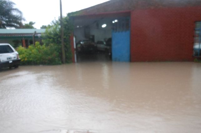 Así quedaron algunos locales comerciales tras el temporal del martes.
