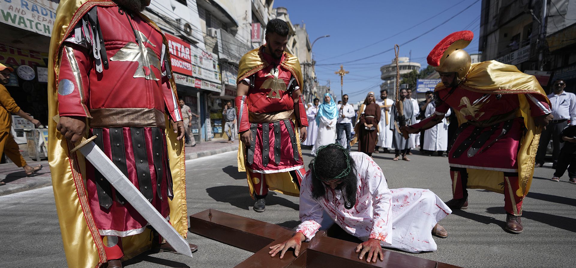 Devotos cristianos recrean la crucifixión de Jesucristo durante una procesión para conmemorar el Viernes Santo en Jammu, India, el viernes 7 de abril de 2023. (Foto AP/Channi Anand)
