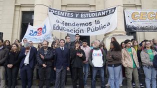 Estudiantes, gremio y autoridades de la Facultad de Medicina y la UNR realizaron un acto de repudio por las amenazas anónimas.