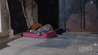 Cada tarde, voluntarios recorren las calles de Santa Fe para entregar viandas e insumos a las 314 personas registradas en situación de calle.