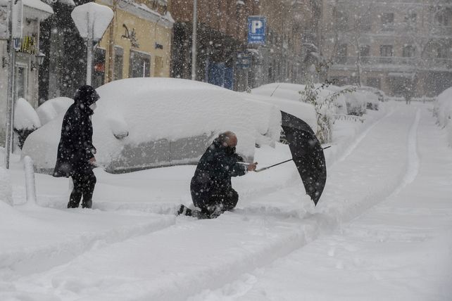 La nieve en España provoca cierres de rutas, cancelación de vuelos y esperan que empeore esta tarde