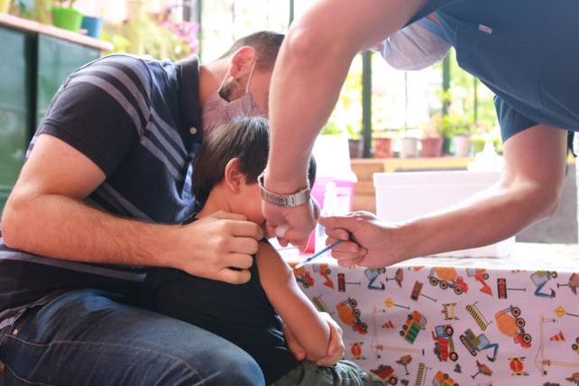 Arribó al país el primer lote de vacunas contra el Covid del laboratorio Moderna para niños de 6 meses a 3 años.&nbsp;