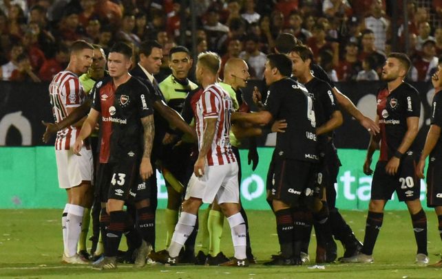 Protestas. Por el penal no cobrado en&nbsp;el primer tiempo.