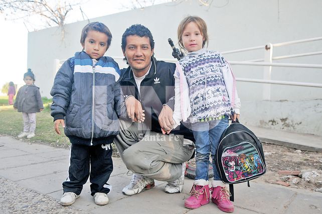 A tomar la leche. Manuel Torres buscó del jardín a sus pequeños