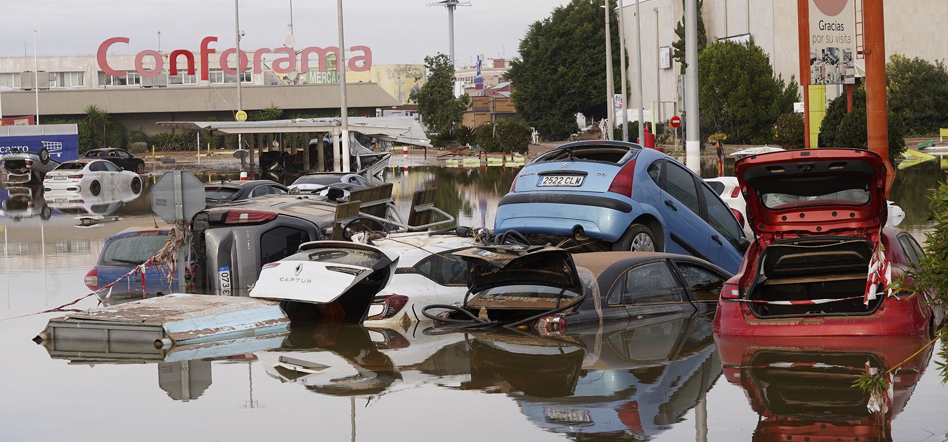 Autos sumergidos después de las inundaciones por la tormenta DANA, en un centro comercial en las afueras de Valencia, España, el 1 de noviembre de 2024. (AP Foto/Alberto Saiz) Autos sumergidos después de las inundaciones por la tormenta DANA, en un centro comercial en las afueras de Valencia, España, el 1 de noviembre de 2024. (AP Foto/Alberto Saiz)