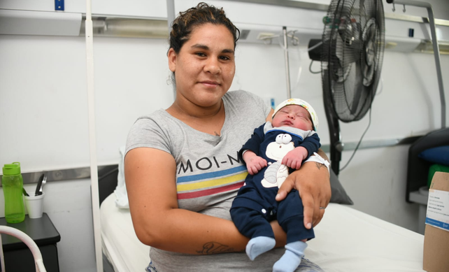El primer bebé del año en la Maternidad Martin. Teo y Brisa están bien y como es tradición recibieron la visita del intendente y el gobernador.&nbsp;