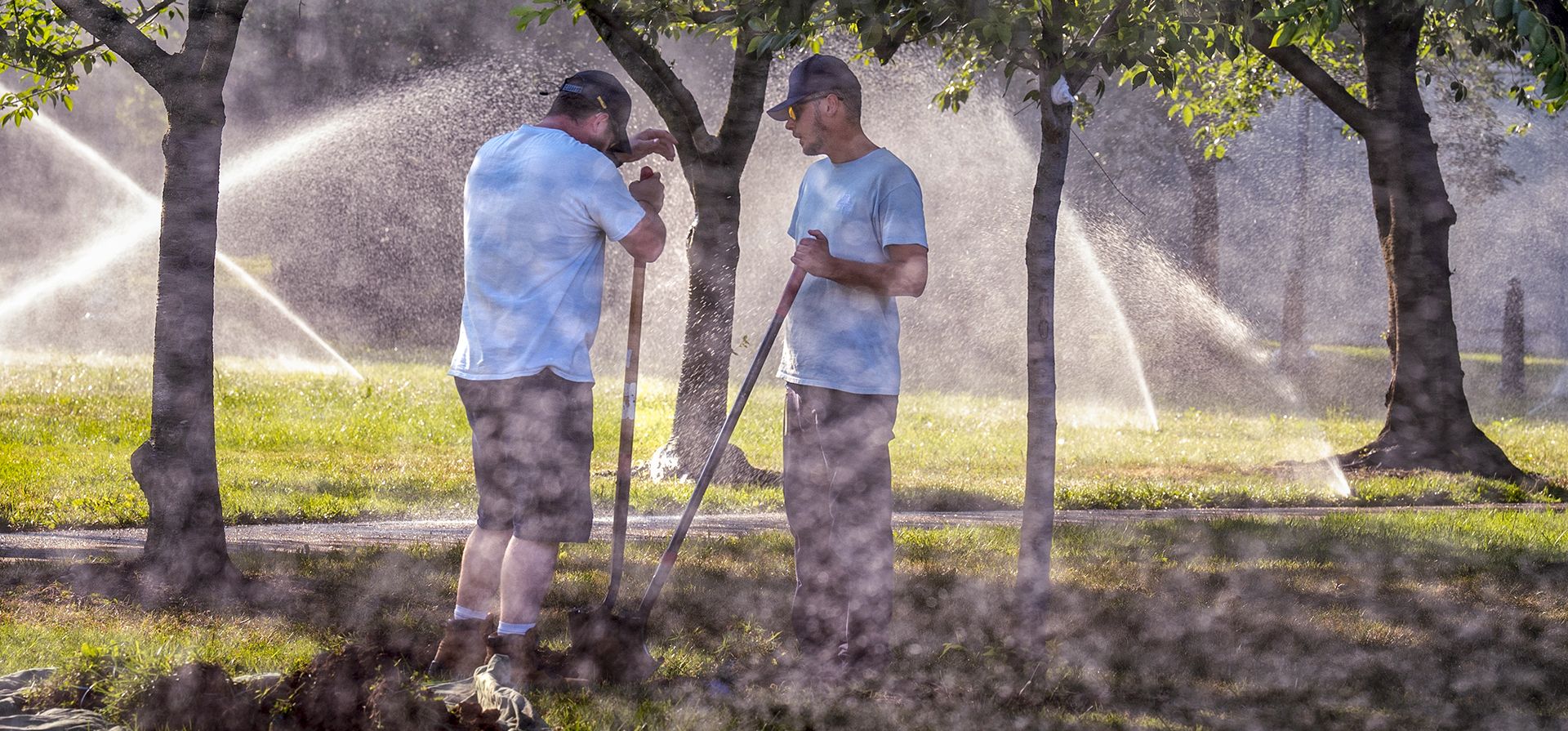 Trabajadores de la oficina de obras del Capitolio realizan el mantenimiento del sistema de riego en un parque cerca del Senado, en el Capitolio en Washington, el martes 18 de junio de 2024. Se espera que el calor extremo rompa récords para decenas de millones de personas en el Estados Unidos esta semana. (Foto AP/J. Scott Applewhite) Trabajadores de la oficina de obras del Capitolio realizan el mantenimiento del sistema de riego en un parque cerca del Senado, en el Capitolio en Washington, el martes 18 de junio de 2024. Se espera que el calor extremo rompa récords para decenas de millones de personas en el Estados Unidos esta semana. (Foto AP/J. Scott Applewhite)
