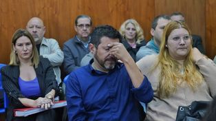 El hijo del Trinche Carlovich, visiblemente emocionado, escucha el fallo contra el asesino de su padre.