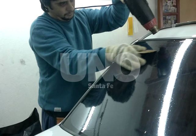 Vidrios polarizados: los pediatras rechazan su aplicación en autos